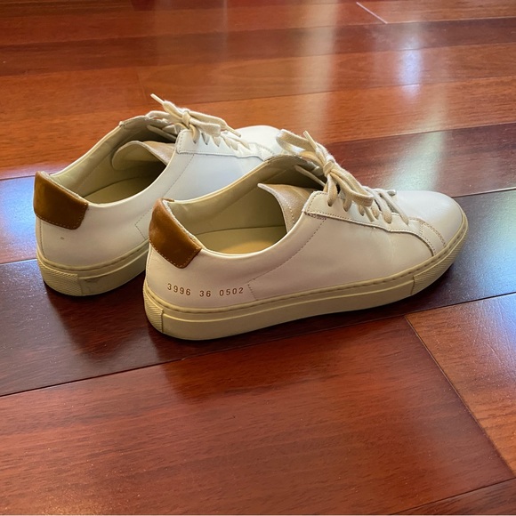 White sneaker by Woman by Common Project with brown suede detail in the back - Picture 7 of 7